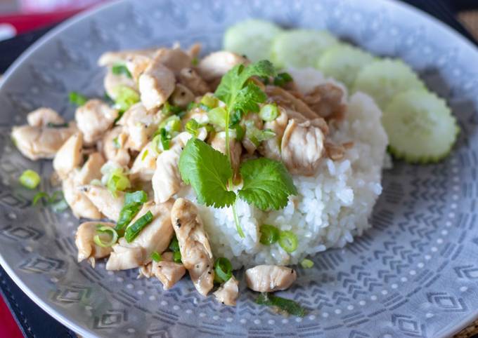 Stir fried Thai chicken pepper garlic with sushi rice.ไก่ผัดกระเทียมพริกไทย