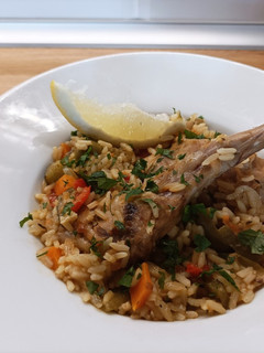 Una foto de Arroz con carne conejo