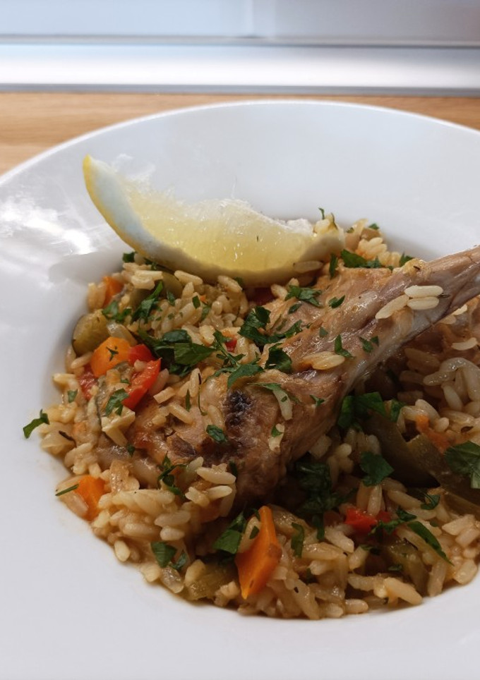 Una foto de Arroz con carne conejo