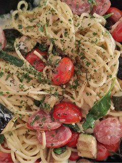Una foto de Spaghetti con Calabacines y Cherry al Wok en Salsa de Crema de Queso