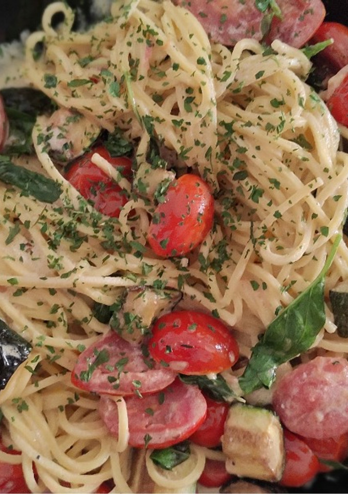 Una foto de Spaghetti con Calabacines y Cherry al Wok en Salsa de Crema de Queso