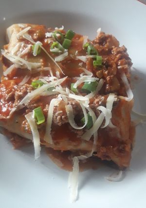 Una foto de Canelones de carne y zapallito verde con salsa