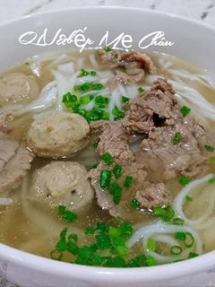 Hình của món Phở tái bò viên đơn giản cho bữa sáng.