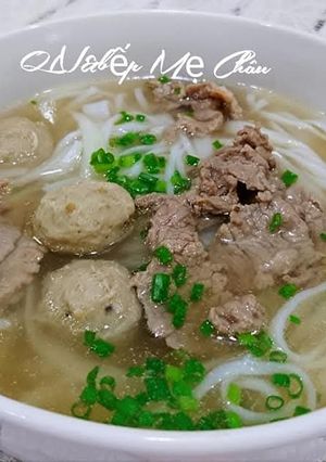 Hình của món Phở tái bò viên đơn giản cho bữa sáng.