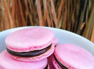 Una foto de Macaron rellenos de ganache de chocolate
