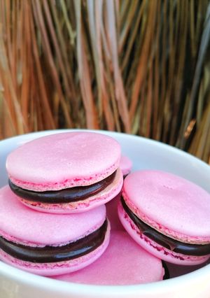 Una foto de Macaron rellenos de ganache de chocolate