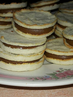 Una foto de Alfajores de coco y dulce de leche sin tacc
