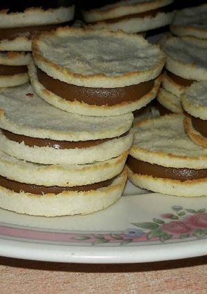 Una foto de Alfajores de coco y dulce de leche sin tacc