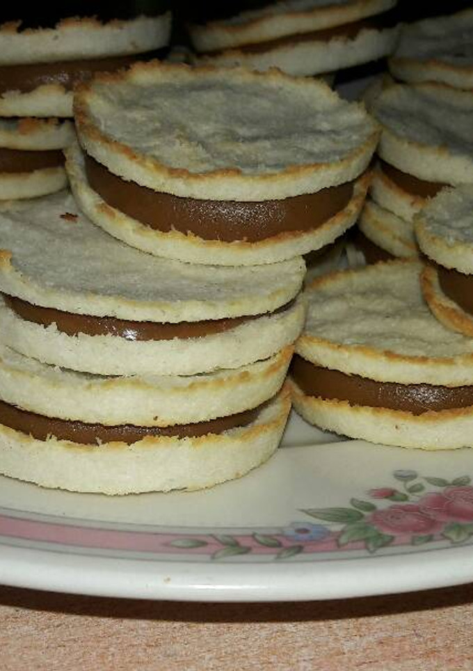 Una foto de Alfajores de coco y dulce de leche sin tacc