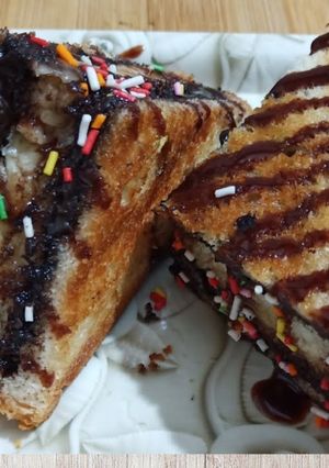 A picture of Mumbai Style Cheese Chocolate Sandwich//Quick Grilled Chocolate.