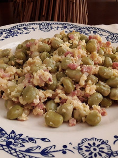Una foto de Habitas baby revueltas con huevo y jamón