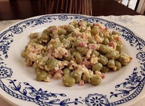 Una foto de Habitas baby revueltas con huevo y jamón
