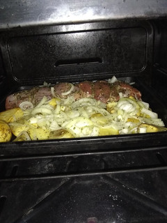 Una foto de Peceto al horno con papas y cebollas