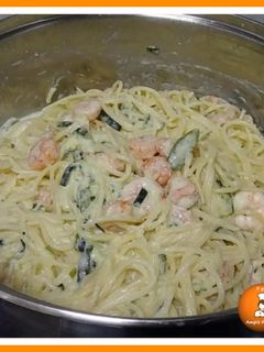Una foto de Espaguetis con langostinos y calabacín
