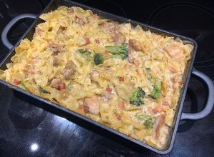 Une photo de Casserole de farfalles gratinées au poulet, bacon et brocoli