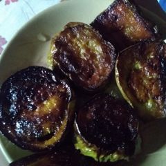 A picture of Begun bhaja (fried brinjal).