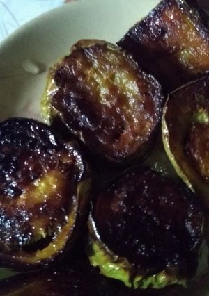 A picture of Begun bhaja (fried brinjal).