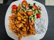 Una foto de pollo curcuma yogur
