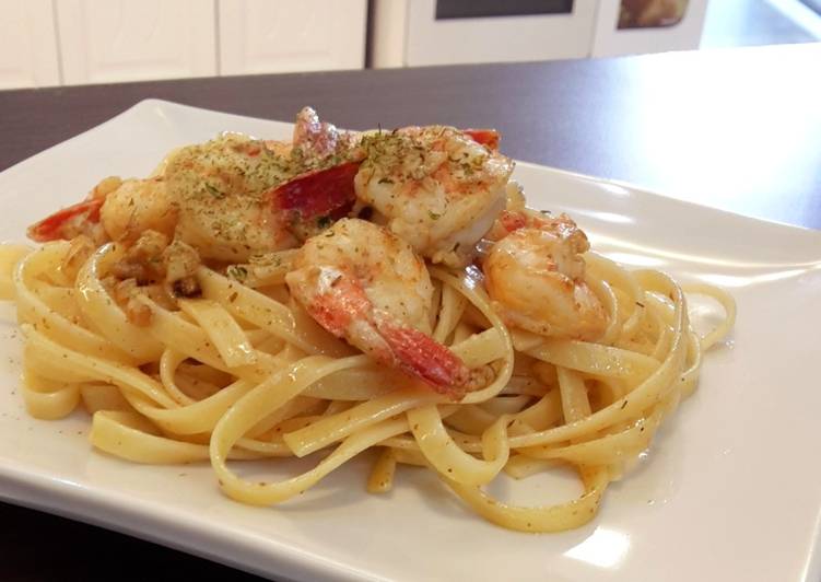 Langkah Mudah untuk Menyiapkan Fettucini/Spaghetti anglio olio seafood, Enak