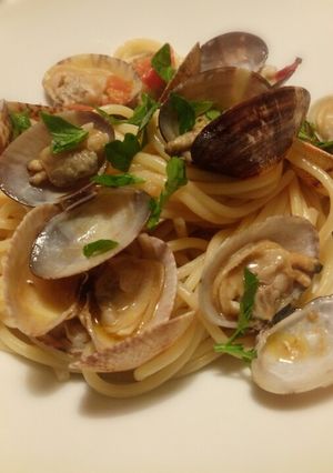 A picture of Spaghetti alle vongole con pomodorini.