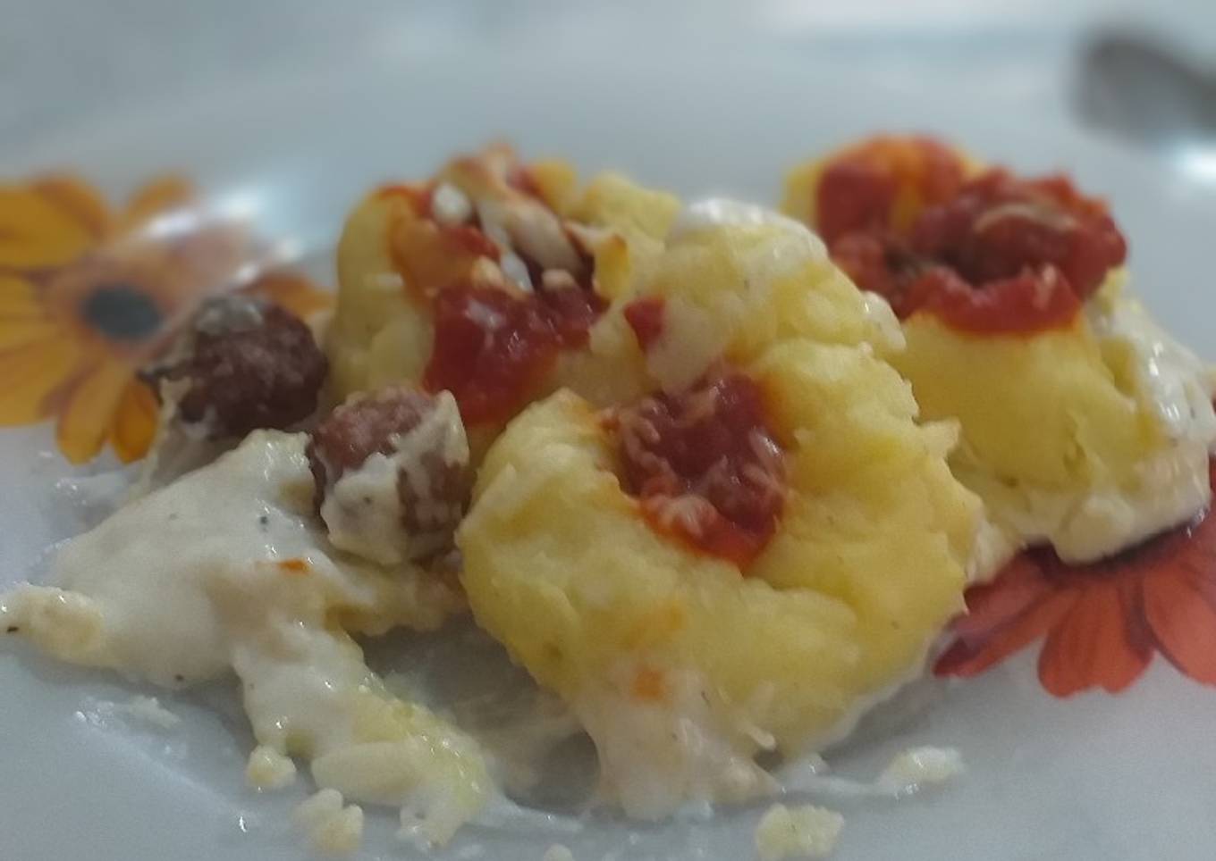 Bolas de patata rellenas de albóndigas con crema bechamel