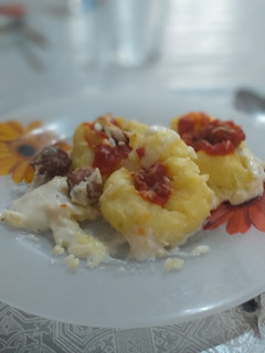Una foto de Bolas de patata rellenas de albóndigas con crema bechamel