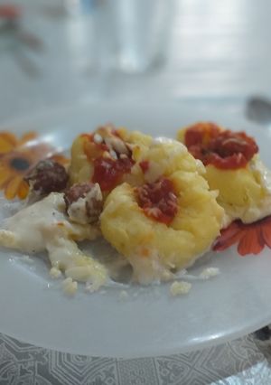 Una foto de Bolas de patata rellenas de albóndigas con crema bechamel