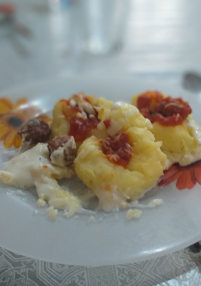 Una foto de Bolas de patata rellenas de albóndigas con crema bechamel