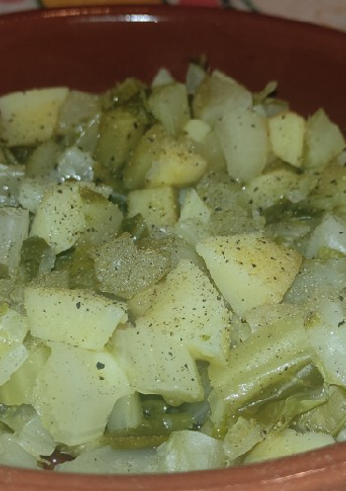 Una foto de Hojas de coliflor con patatitas