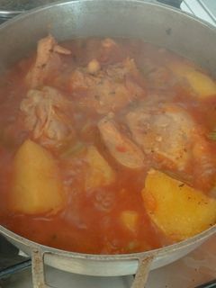 Una foto de El famoso sudado de pollo con papas