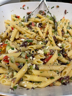 Una foto de 🥒 🍅 ENSALADA GRIEGA CON PASTA 🍝 🥬