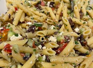 Una foto de 🥒 🍅 ENSALADA GRIEGA CON PASTA 🍝 🥬