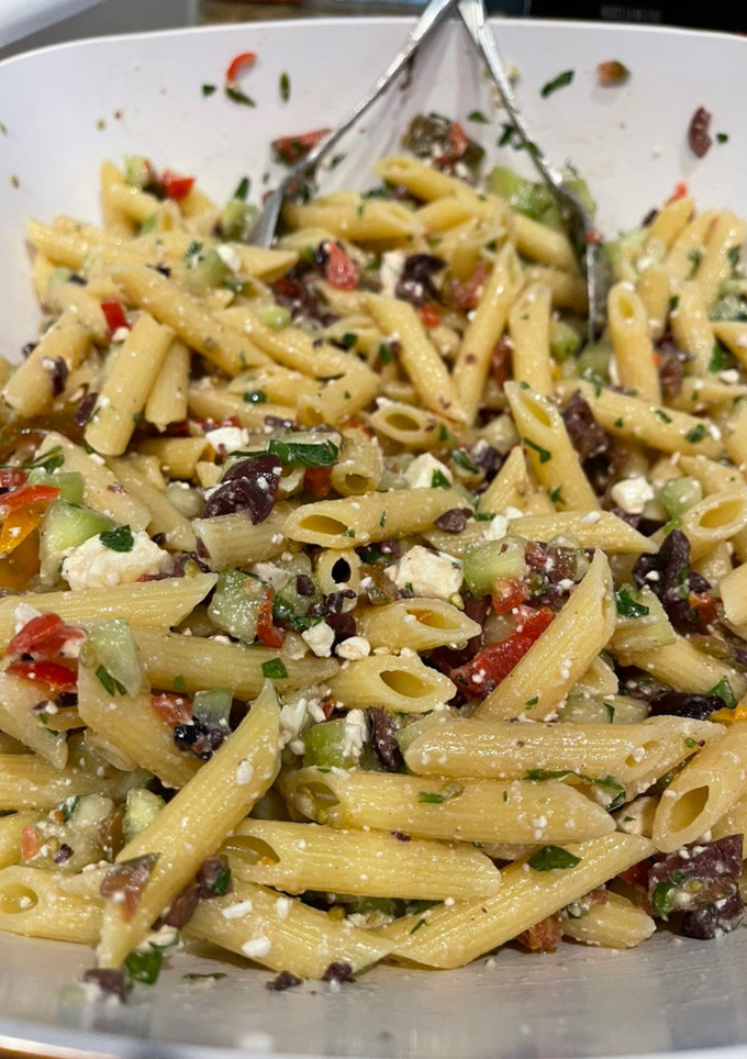 Una foto de 🥒 🍅 ENSALADA GRIEGA CON PASTA 🍝 🥬