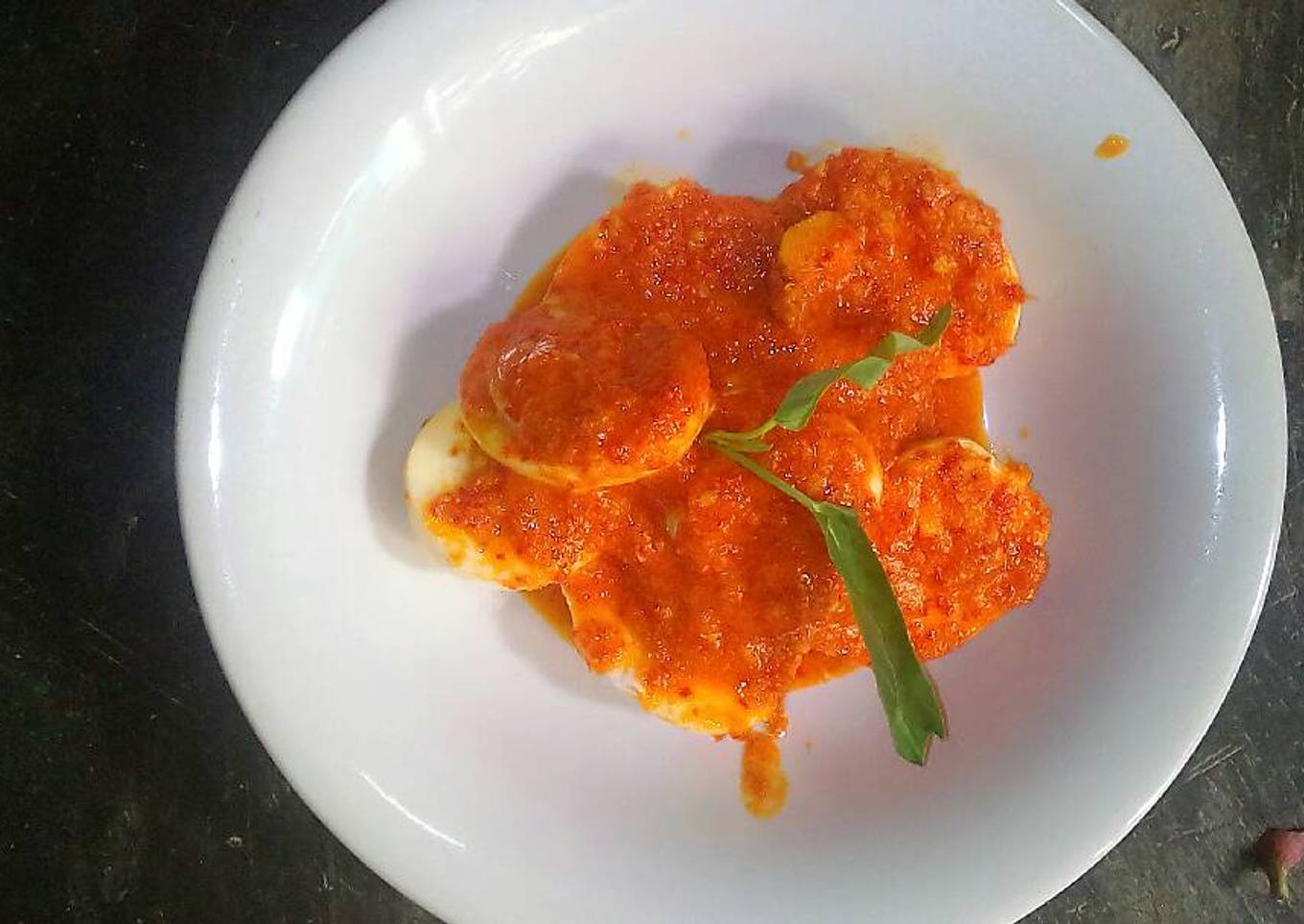 Bagaimana Menyiapkan Telur bulat balado yamiiiiii yang Enak