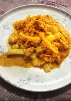 Una foto de Olluco con pollo y papas