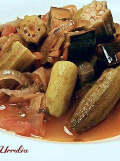 Una foto de Estofado de okras, mini calabacines y berenjenas