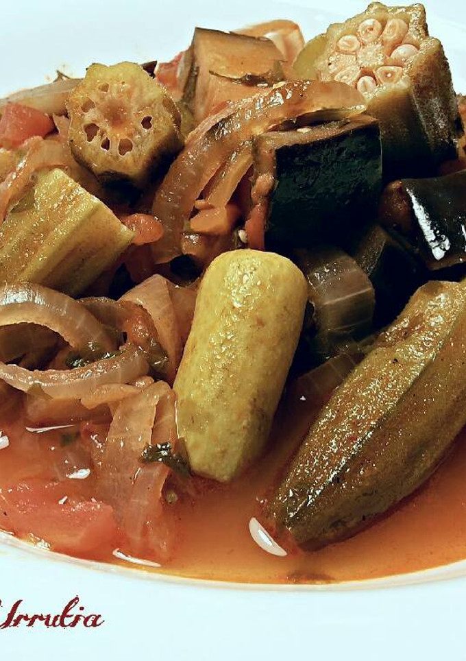 Una foto de Estofado de okras, mini calabacines y berenjenas