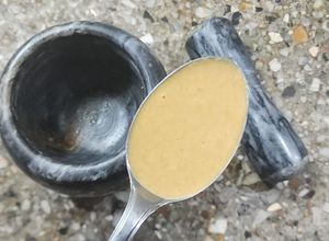 Una foto de Tahini - Pasta de sésamo, en mortero