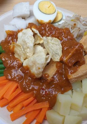 A picture of Indonesian Salad w/ Peanut Sauce (Gado-Gado).