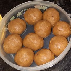 A picture of Besan ke ladoo.