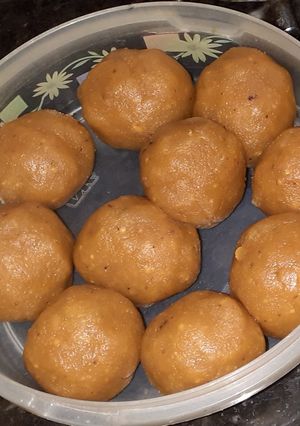 A picture of Besan ke ladoo.