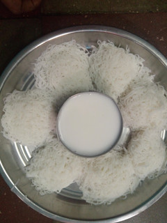 இடியாப்பம் வித் தேங்காய்பால் (Idiappam with thenkaai paal recipe செய்முறை முக்கிய புகைப்படம்
