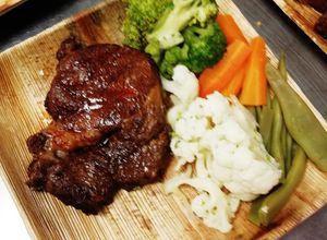 Una foto de Bife ancho con vegetales
