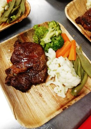 Una foto de Bife ancho con vegetales
