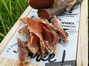 Une photo de filet mignon de porc fumé