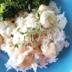 A picture of Chicken in white wine sauce.
