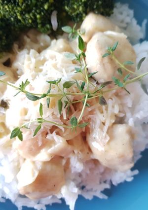 A picture of Chicken in white wine sauce.