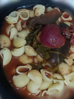Una foto de Fideos con salsa de tomates y un mix de verduras