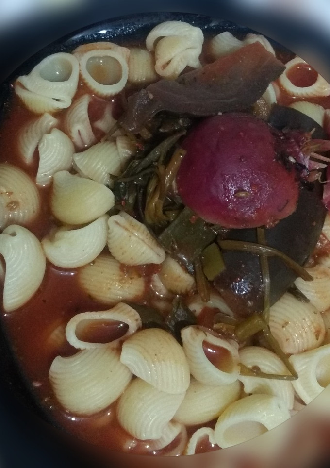 Una foto de Fideos con salsa de tomates y un mix de verduras