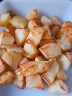 Una foto de Patatas bravas en la freidora de aire